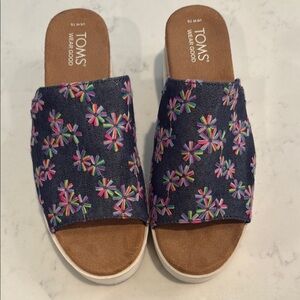 TOMS Navy Embroidered Slide Sandals EUC